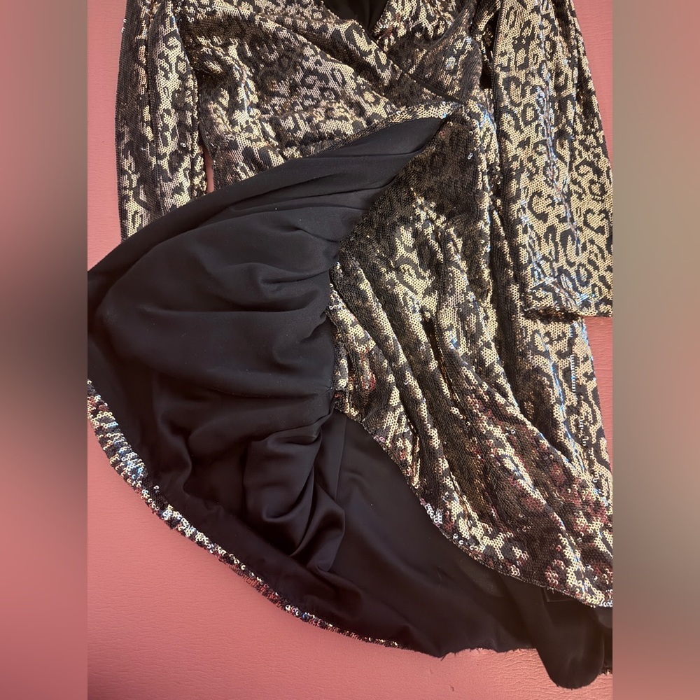 ASTR the label Selene size small leopard sequin mini wrap dress gold with sleeve - Picture 7 of 15